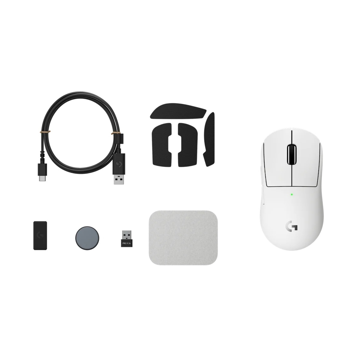 Un mouse Logitech bianco con accessori: un cavo nero, cuscinetti, un ricevitore USB, una base di ricarica e un 