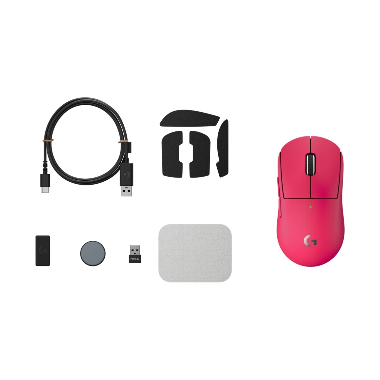 Un mouse wireless rosa con accessori, tra cui un cavo di ricarica nero, cuscinetti, ricevitore e un tappetino per mouse su sfondo bianco.