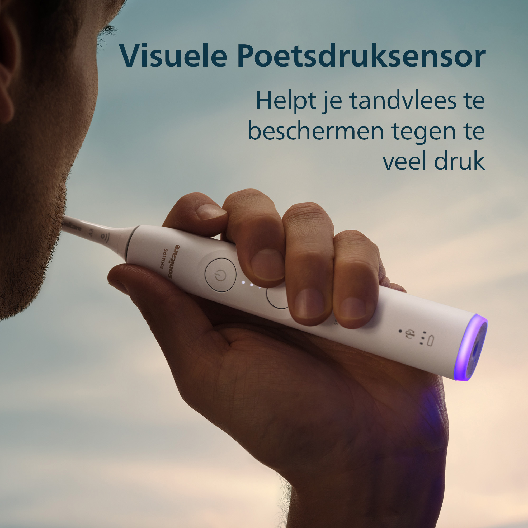 A person brushes teeth with a white Philips Sonicare toothbrush. Text says 'Visuele Poetsdruksensor'.