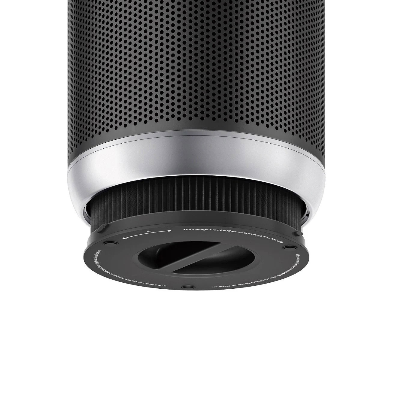 Zbliżenie czarnego oczyszczacza powietrza. Góra perforowana. Srebrny pierścień oddziela filtr. Filtr czarny z tekstem i strzałkami.