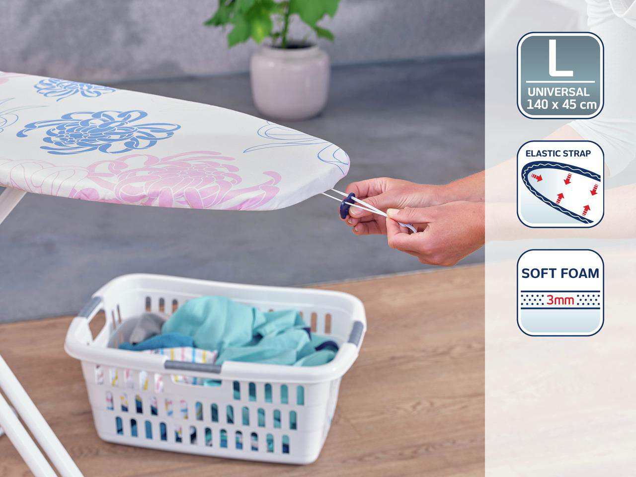 Ein Bügelbrett mit floralem Design. Eine Hand zieht an einer Schnur. Unten steht ein Wäschekorb mit Kleidung.
