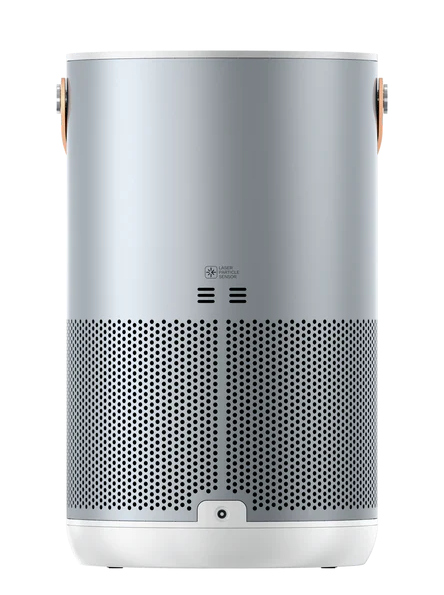 Srebrny oczyszczacz powietrza z brązowymi uchwytami. Ma perforowaną dolną część i białą podstawę.