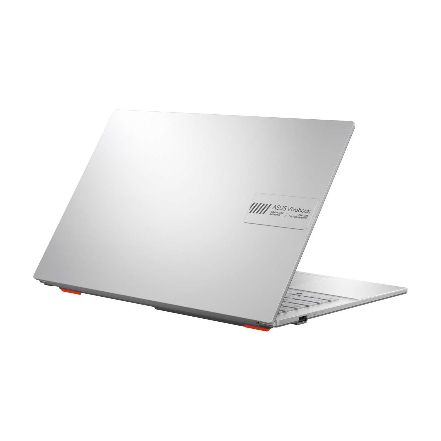 Laptop ASUS Vivobook argentato su sfondo bianco. Il laptop è leggermente aperto, mostrando la tastiera e la cover posteriore.