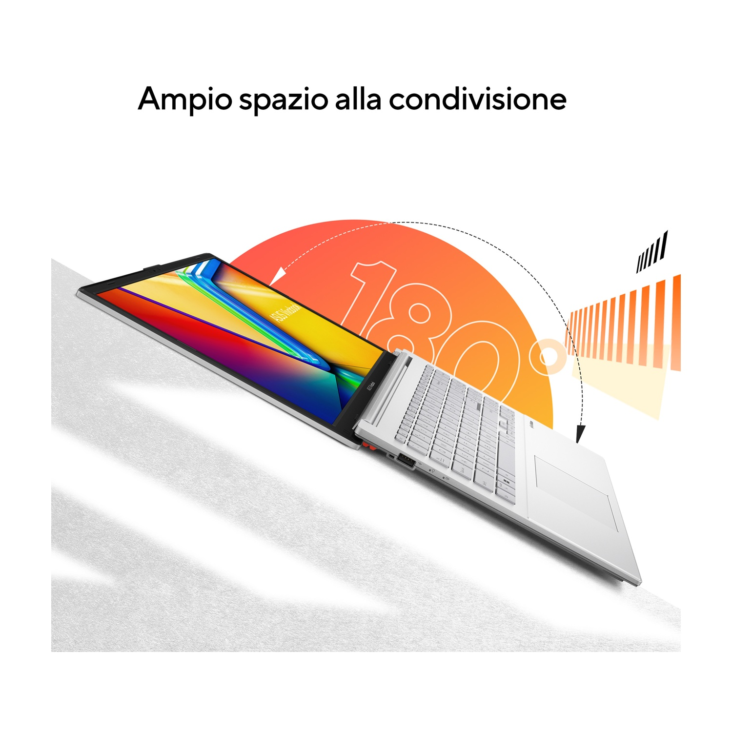 Un laptop bianco è aperto a 180 gradi. Lo schermo mostra grafiche colorate. Cerchio arancione con testo '180'. Testo 'Ampio spazio alla condivisione'.