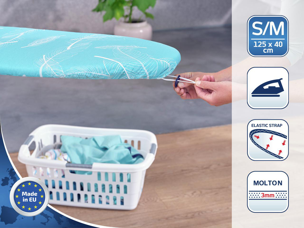 Ein Bügelbrett mit blauem Feder-Muster. Im Vordergrund ein Wäschekorb mit blauer Kleidung. Hände halten den Gummizug.