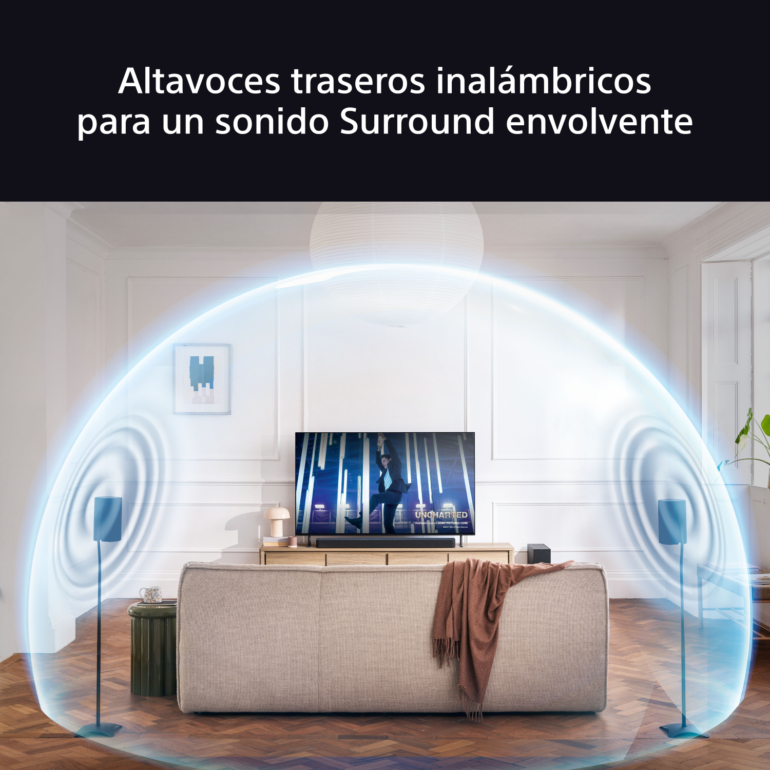 Salón con altavoces, TV y sofá. Las ondas sonoras emanan de los altavoces, lo que indica sonido envolvente.