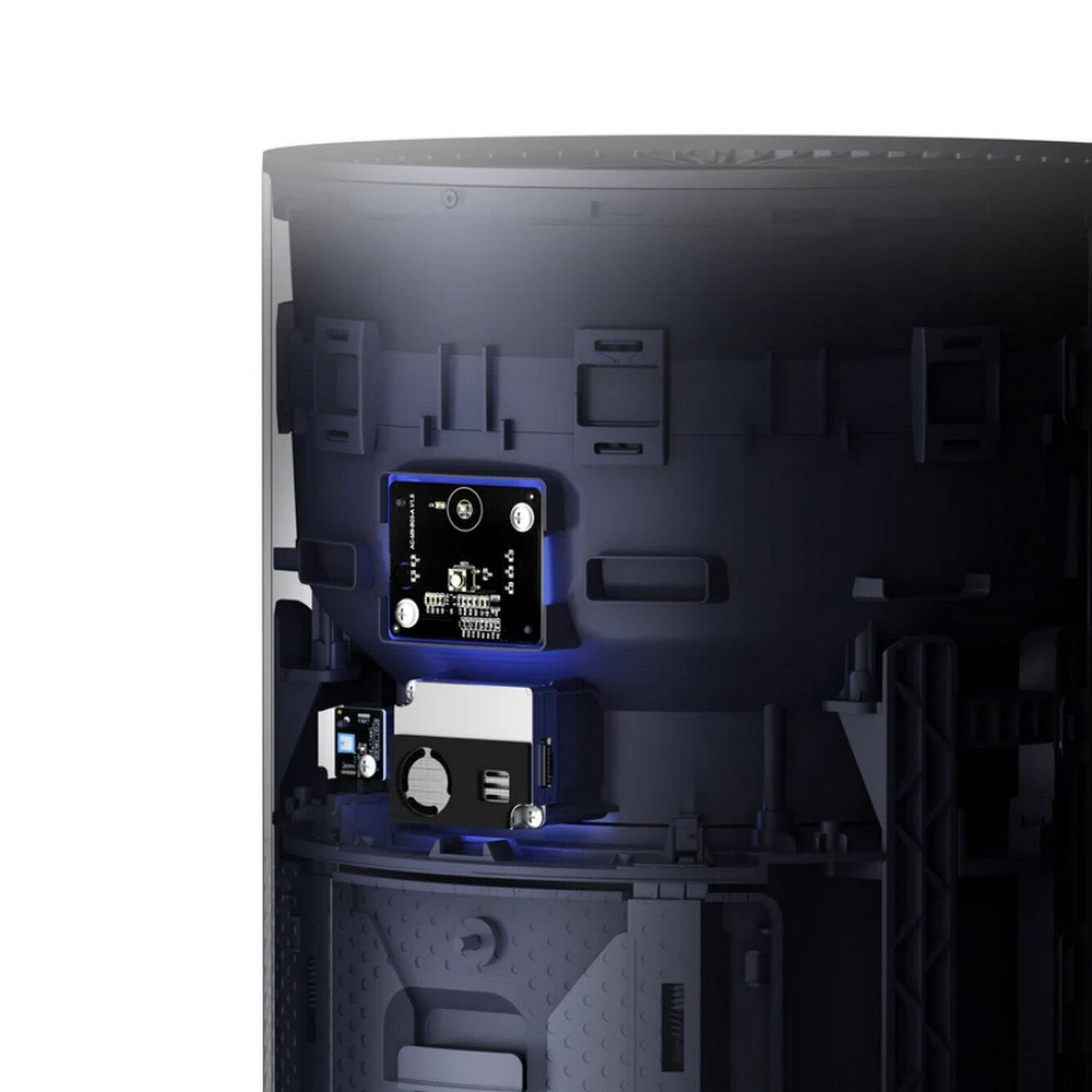 Wewnątrz ciemnego urządzenia kilka płytek drukowanych jest podświetlonych na niebiesko. Widoczne są różne elementy, w tym mały ekran i porty.