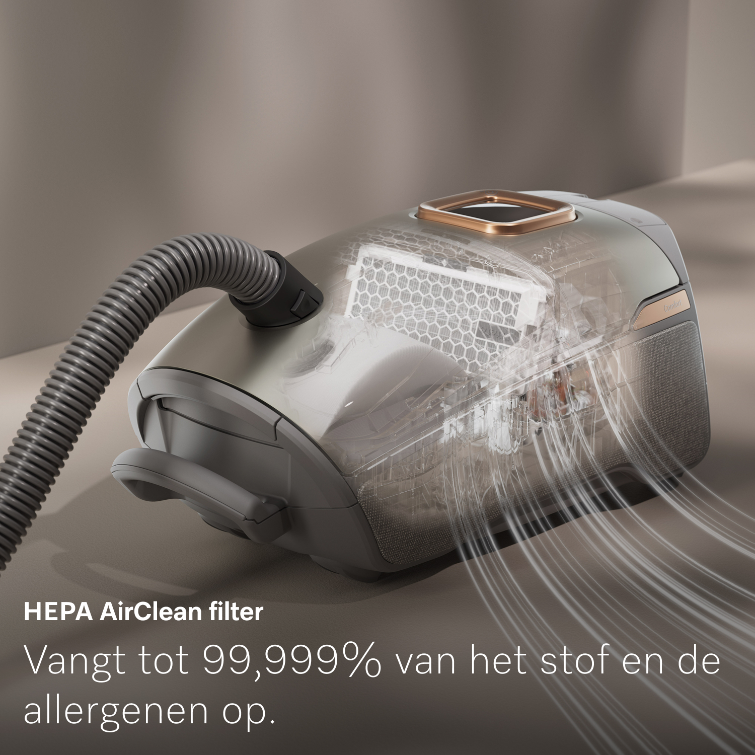 Een transparante stofzuiger met een HEPA-filter wordt getoond. Lijnen tonen de luchtstroom, die de stof- en allergeenverwijdering benadrukken.