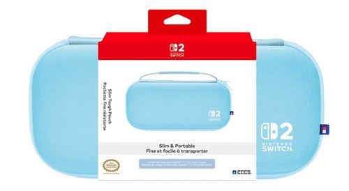 Una funda azul claro para Nintendo Switch se muestra sobre un fondo blanco, con embalaje rojo en la parte superior. La funda es delgada y portátil.