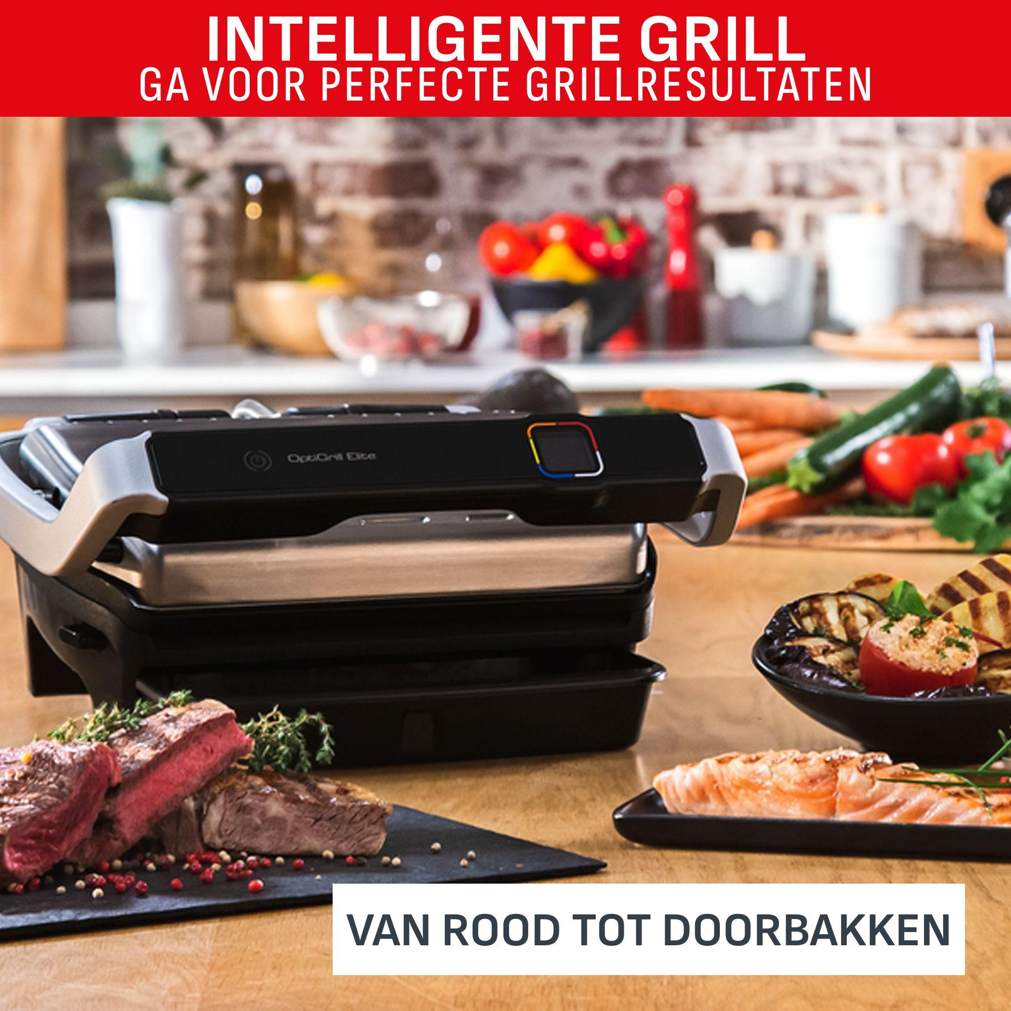Een intelligente grill met steak en zalm. Groenten op de achtergrond, waaronder tomaten en courgette.