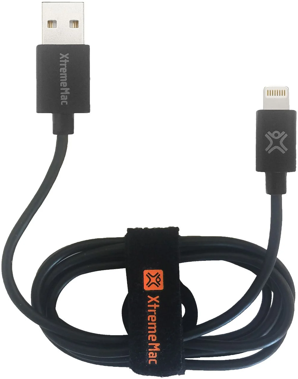 Fekete XtremeMac töltőkábel. USB az egyik végén, Lightning csatlakozó a másikon. A kábel tekercselt, pánttal rögzített.