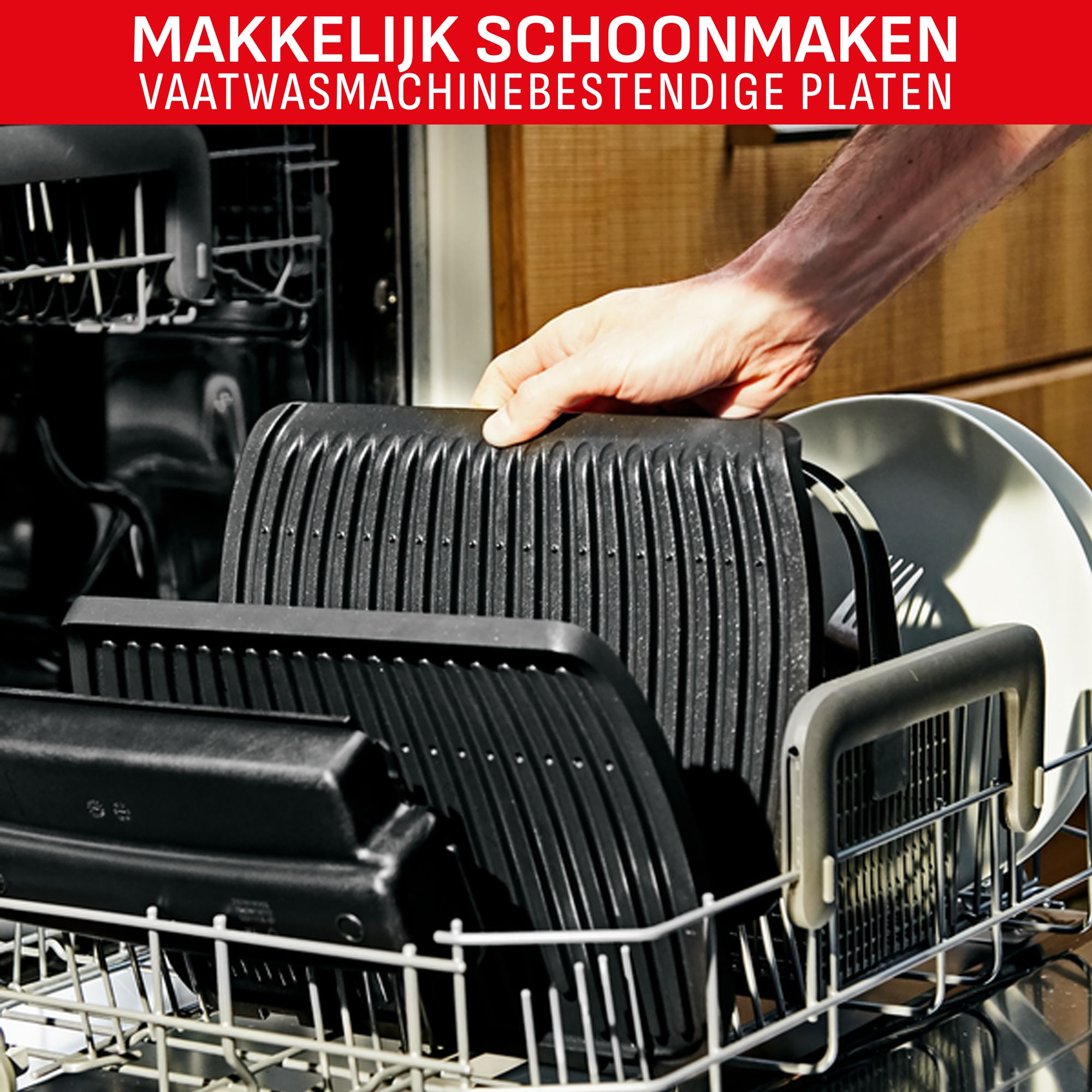 Een hand plaatst een zwarte grillplaat in een vaatwasser. Andere platen en een rek zijn zichtbaar. Tekst bovenaan: 'Gemakkelijk schoonmaken'.