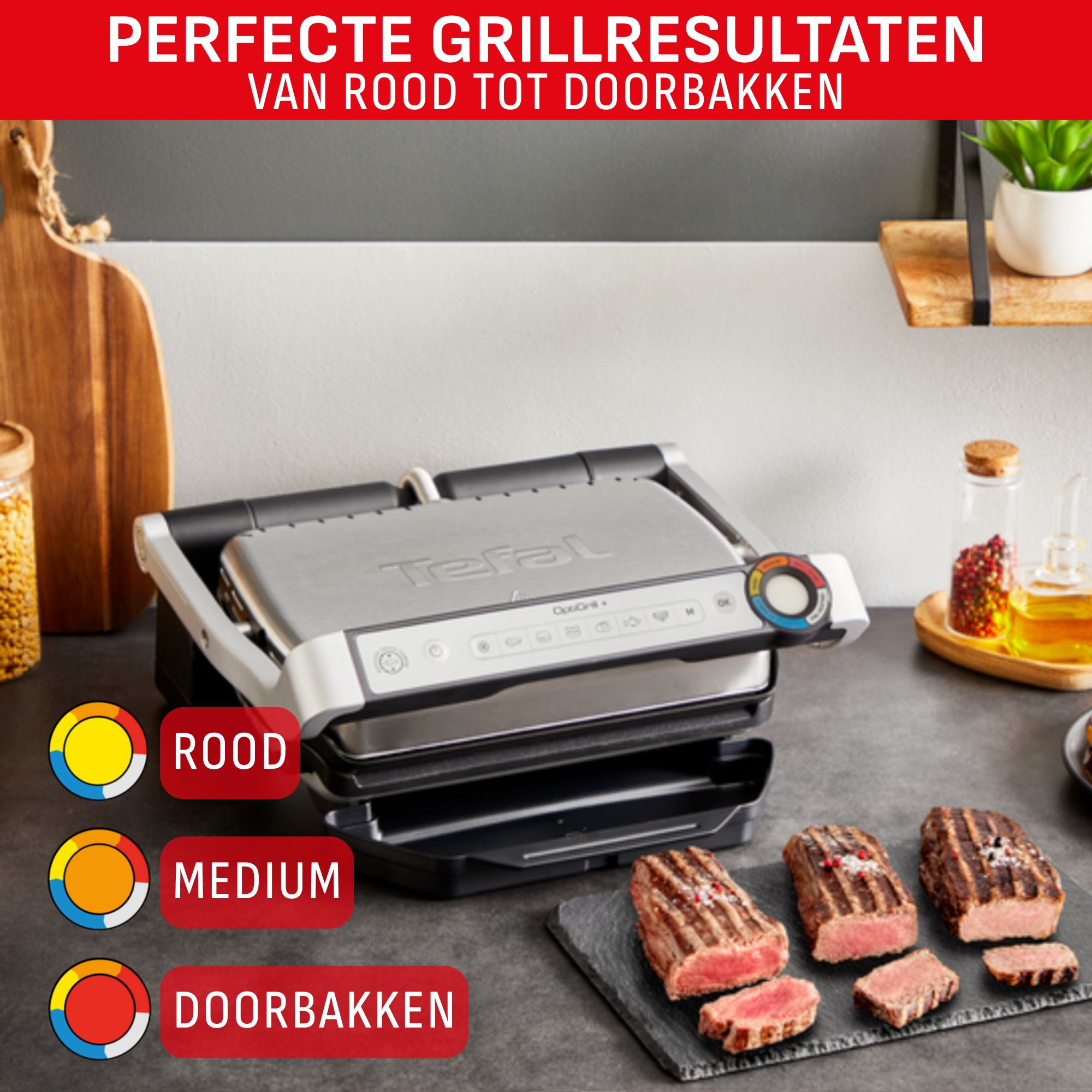 Tefal OptiGrill met gebakken steaks, die gaarheidsniveaus laten zien. Achtergrond: keukenartikelen en rode tekst.