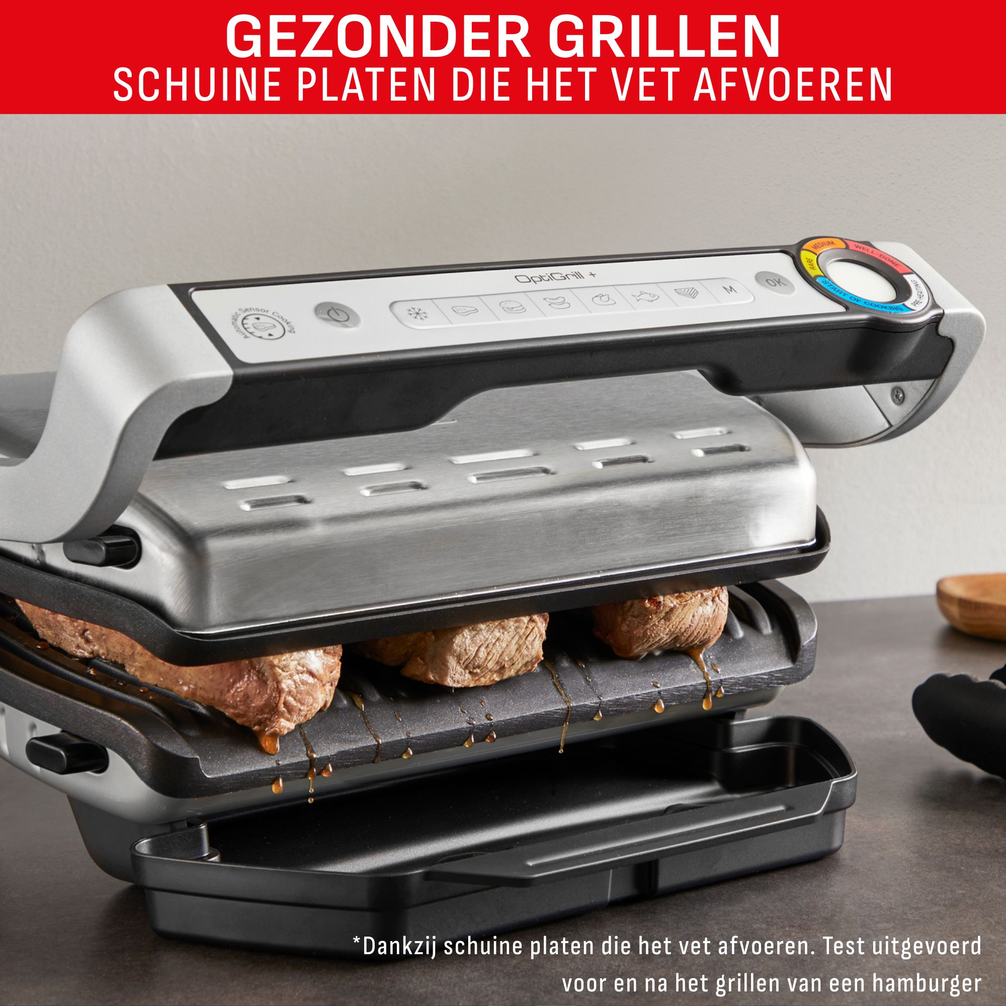 Een open grill met vlees dat kookt. De grill heeft een digitaal display en schuine platen.