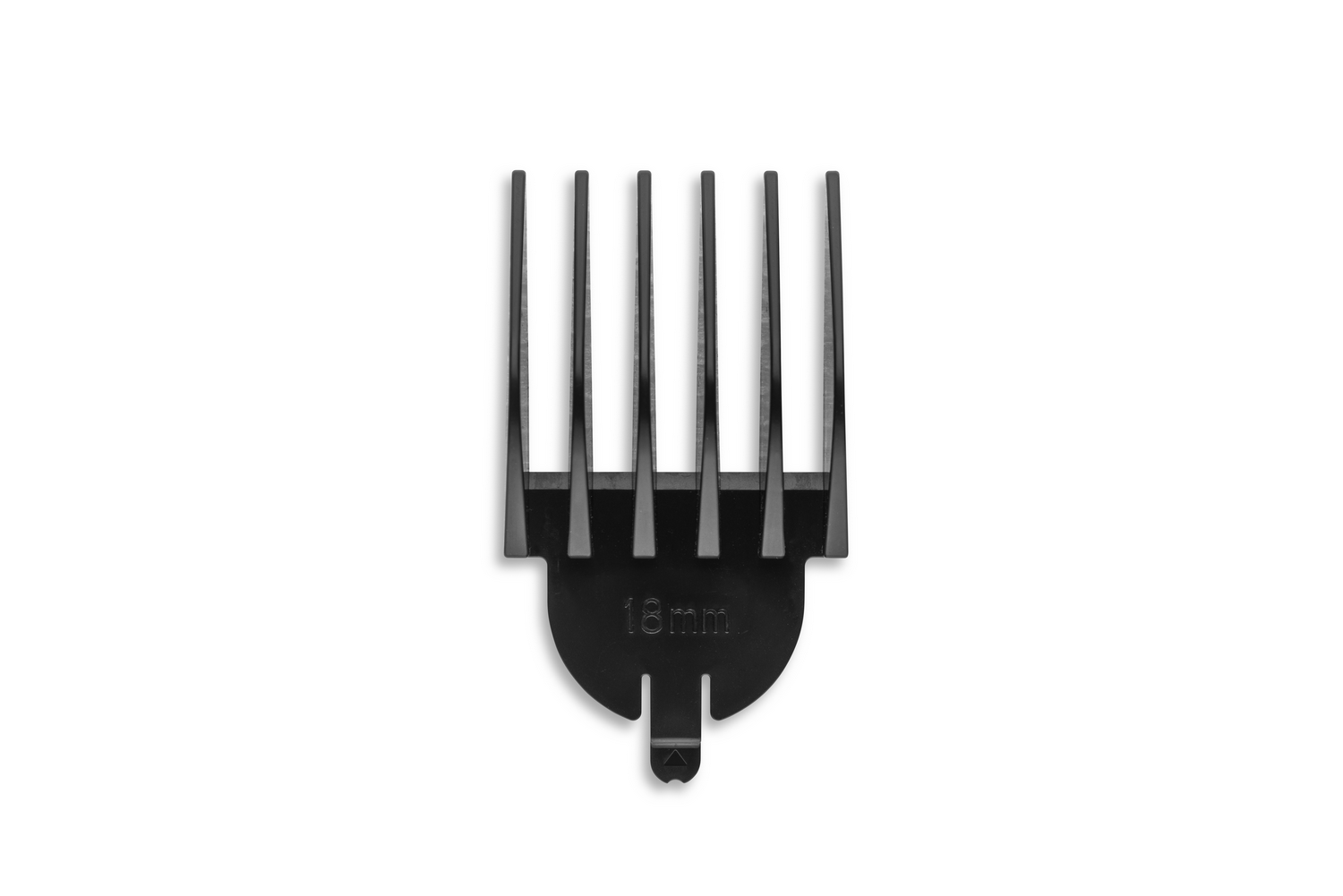 Accesorio negro para peine de cortapelos con 7 dientes, marcado '18 mm', sobre fondo blanco.