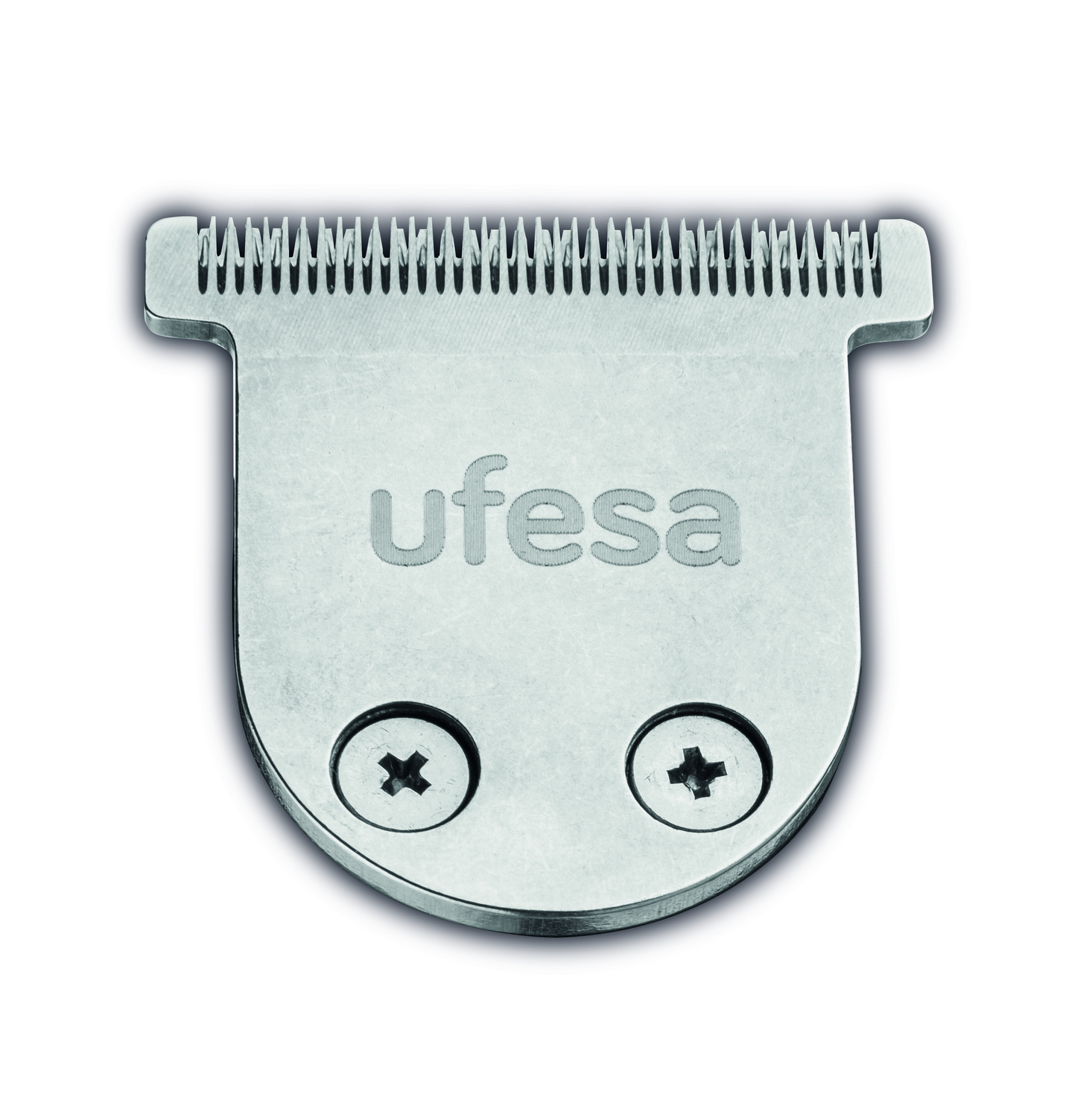 Se muestra una cuchilla de recortadora Ufesa plateada sobre un fondo blanco. Tiene dientes en la parte superior, el nombre de la marca en el medio y dos tornillos.