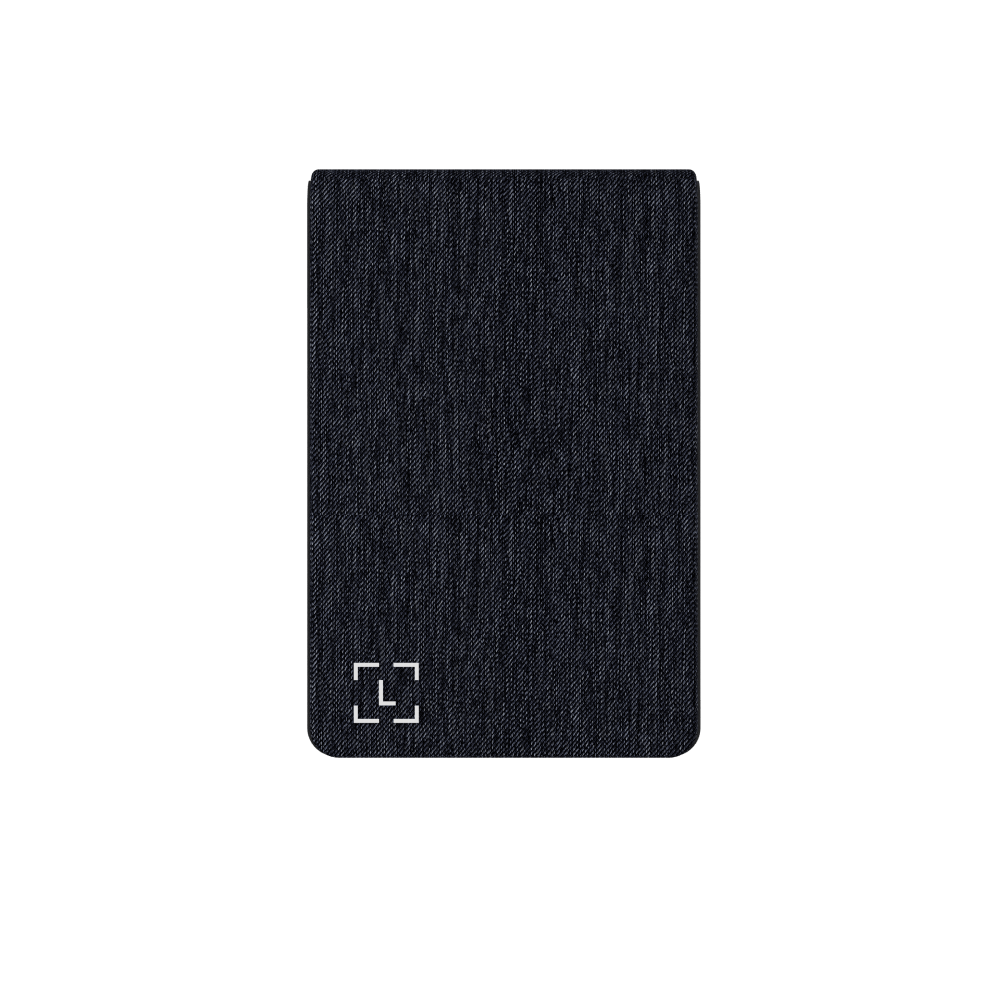 Una tarjeta rectangular con textura de mezclilla oscura. Un logotipo cuadrado blanco está en la esquina inferior izquierda, sobre un fondo negro.