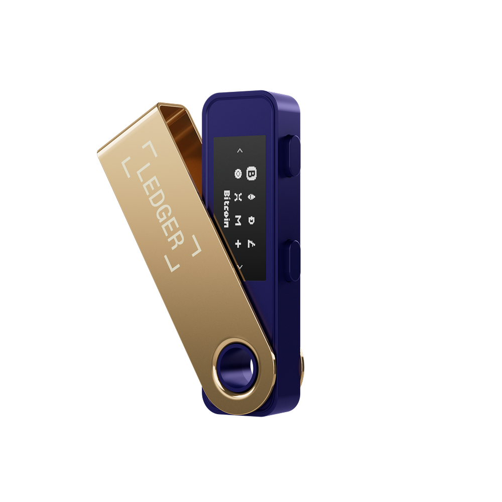 Un monedero hardware Ledger, dorado y azul, sobre fondo negro. La pantalla muestra símbolos y texto de Bitcoin.