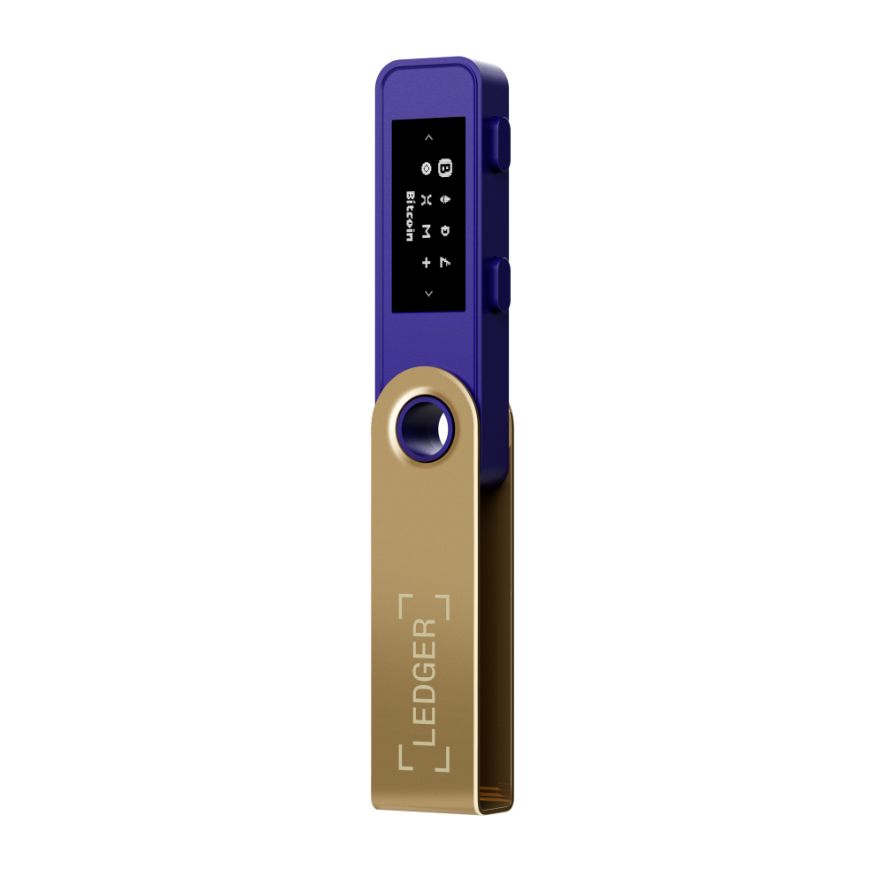 Un monedero hardware Ledger azul y dorado sobre fondo negro. La pantalla muestra información de Bitcoin.