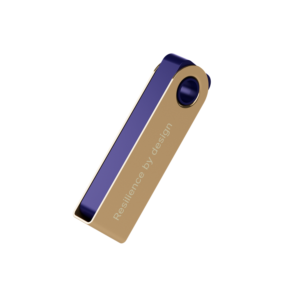 Un dispositivo rectangular dorado y azul con bordes redondeados, texto 'Resilience by design'. Sobre un fondo negro.