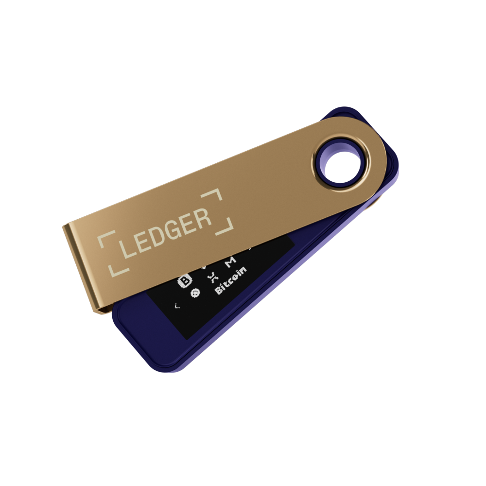 Un monedero de hardware Ledger, dorado y azul, sobre fondo negro. La pantalla muestra 'Bitcoin'. La tapa dorada está abierta.