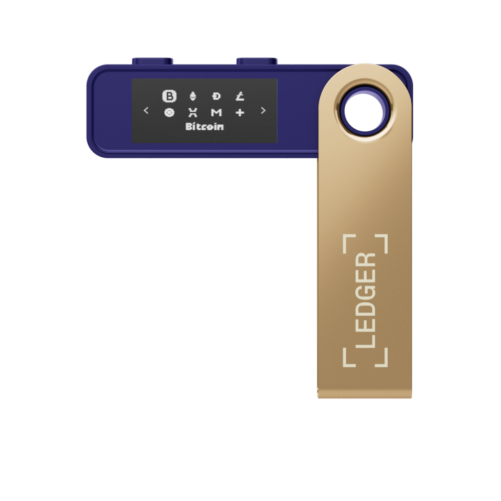 Una billetera de hardware Ledger sobre un fondo negro. El dispositivo es azul y dorado, con una pantalla que muestra Bitcoin.