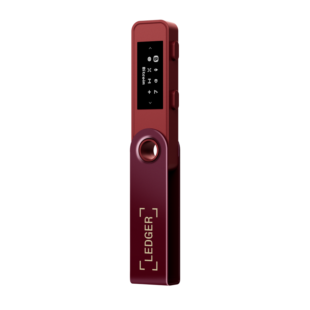 Una billetera de hardware criptográfico Ledger Nano S roja. Tiene una pantalla que muestra Bitcoin y dos botones laterales.