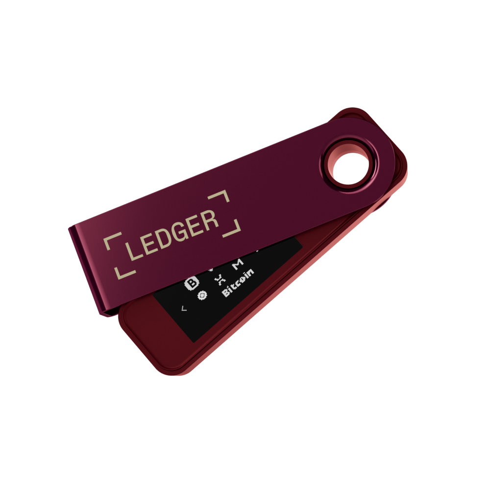 Un monedero hardware Ledger granate se muestra sobre un fondo negro. La pantalla muestra Bitcoin. La tapa superior está abierta.