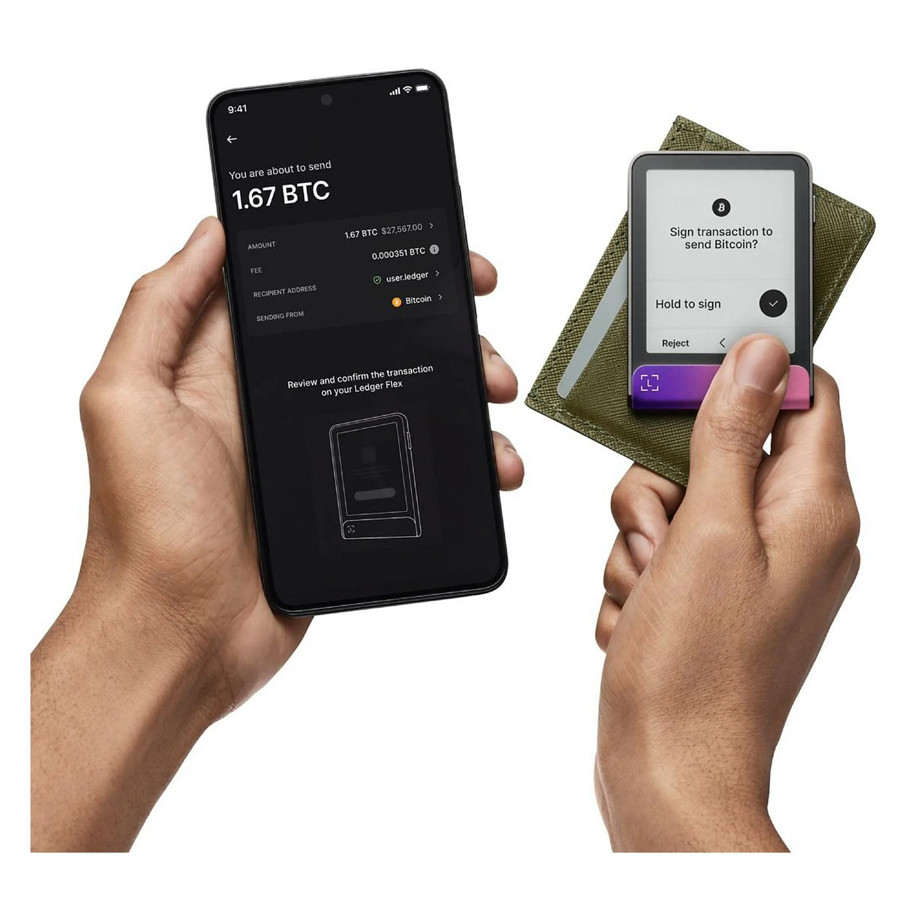 Manos sosteniendo un teléfono y un dispositivo Ledger. El teléfono muestra una transacción de Bitcoin. Ledger pide firmar la transacción.
