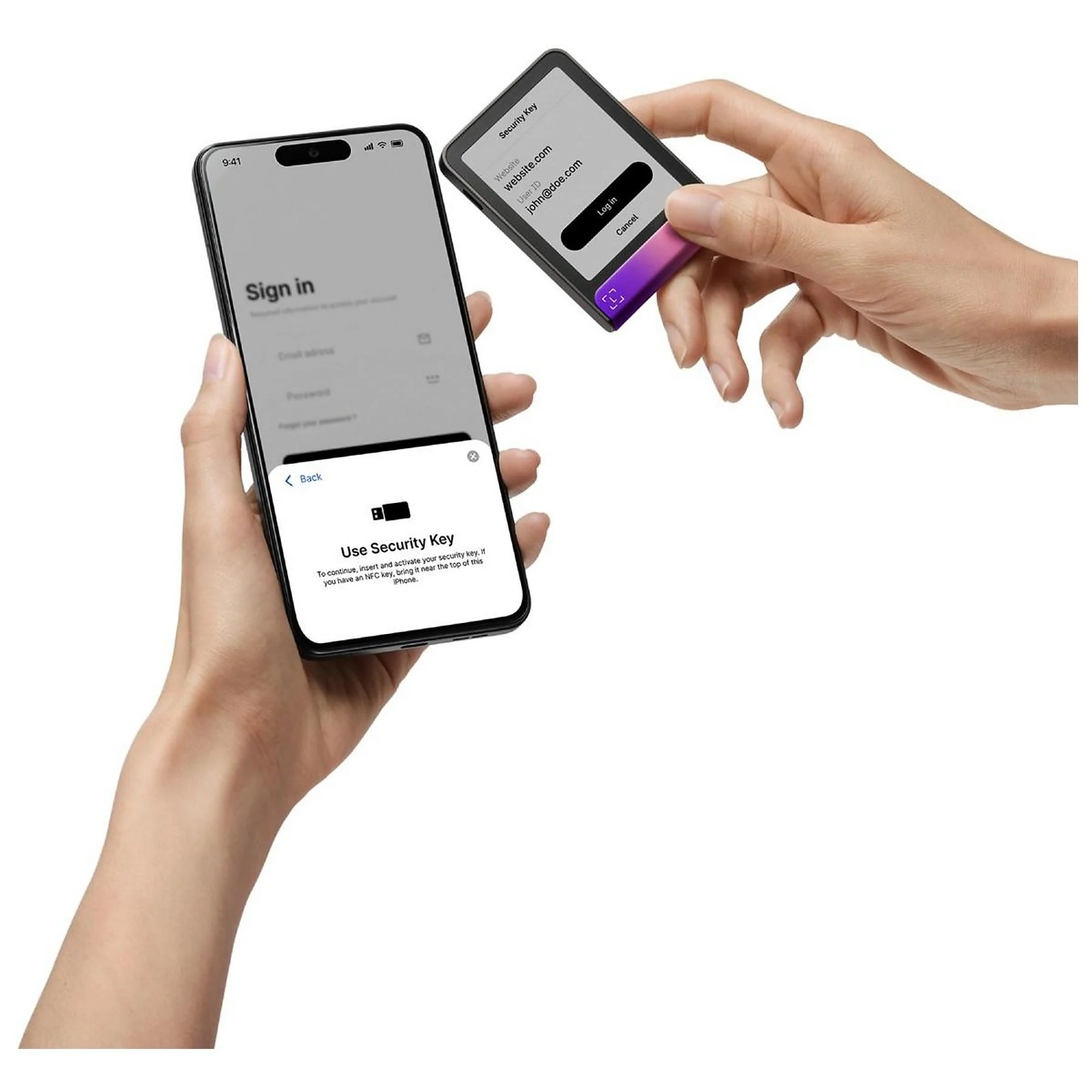 Manos sosteniendo un smartphone y una llave de seguridad. El teléfono muestra una pantalla de inicio de sesión, la llave muestra detalles.