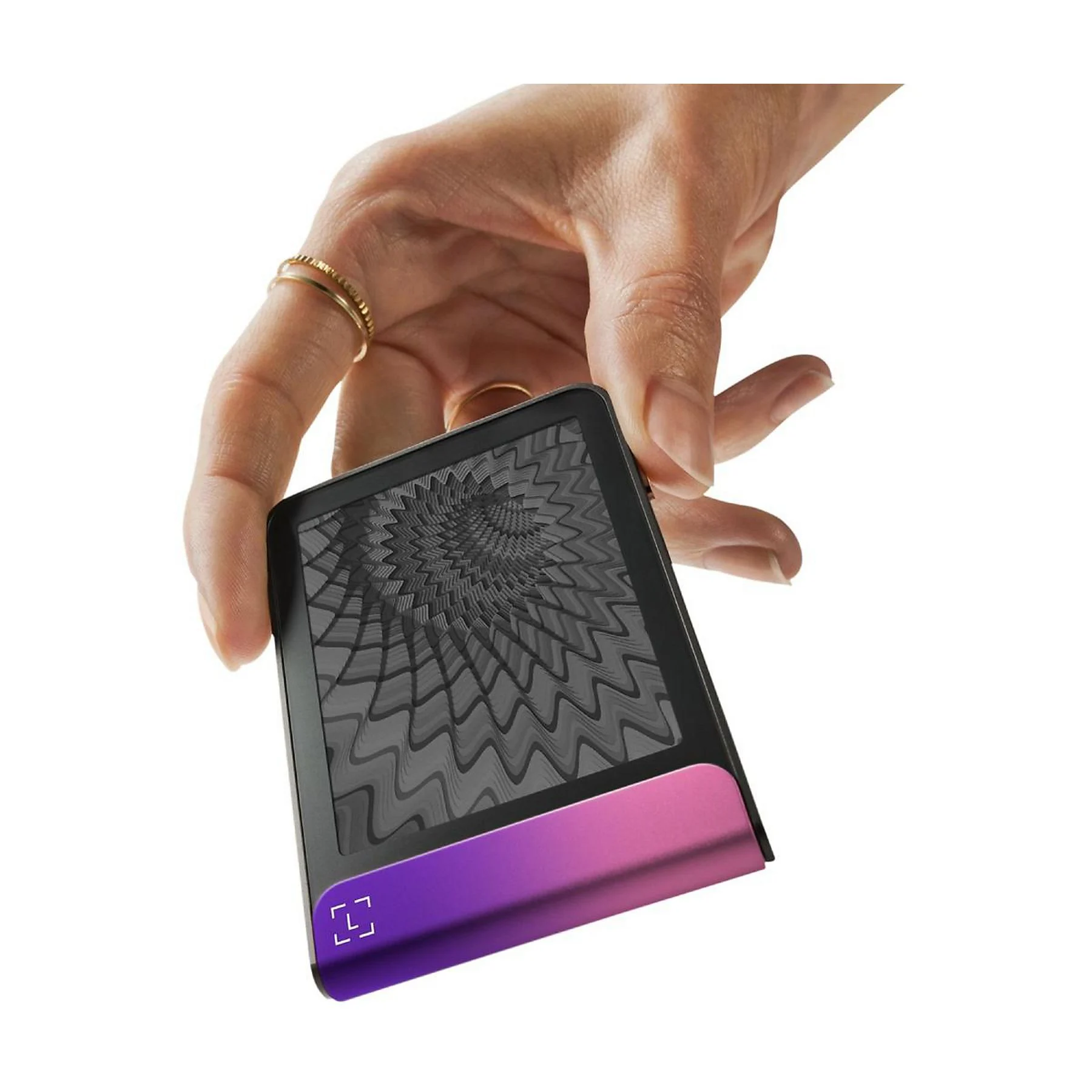 Una mano sostiene un dispositivo negro con un degradado morado-rosa en la parte inferior. La pantalla muestra un patrón de ondas grises.