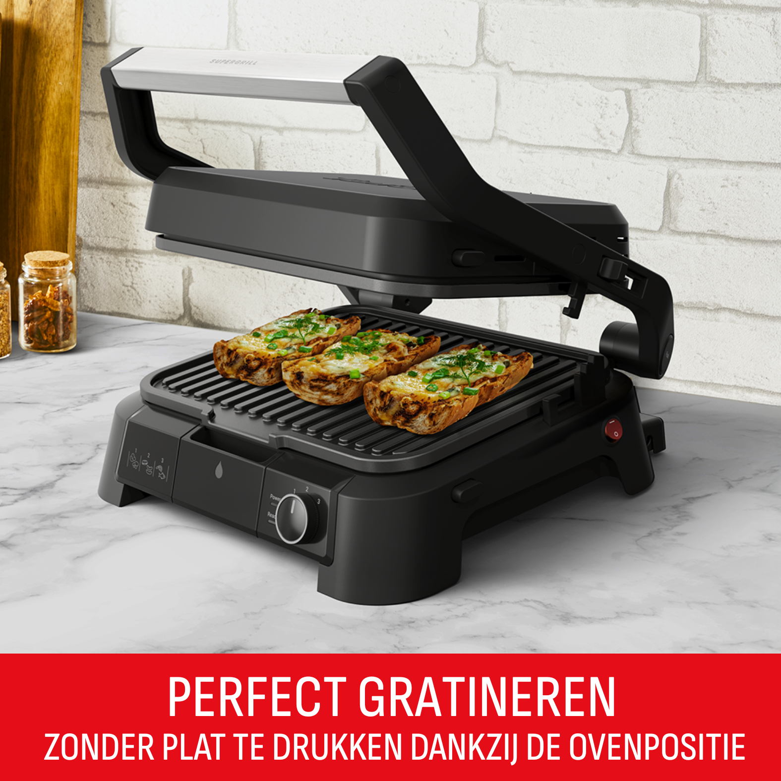 Een zwarte grill met drie sneetjes brood op de grill. De achtergrond heeft een witte bakstenen muur en een houten plank.
