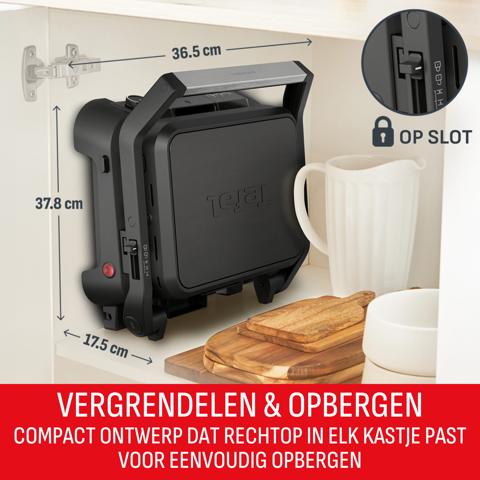 Zwarte Tefal grill in een kast, met afmetingen. Een witte kan en snijplanken zijn ook zichtbaar.