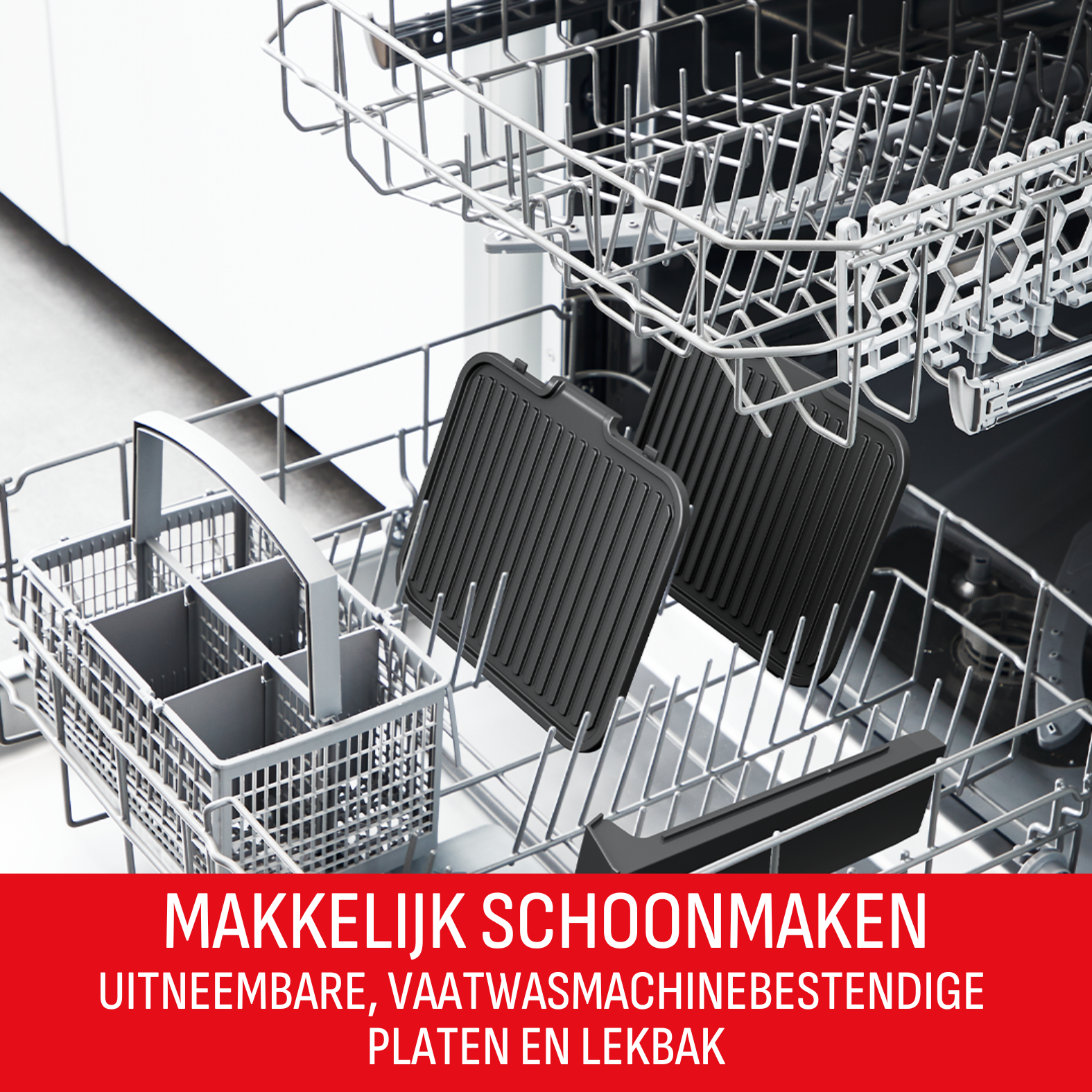 Vaatwasserinterieur met zwarte grillplaten. Een bestekmand en een lekbak zijn ook zichtbaar. Tekst onderaan in rood.