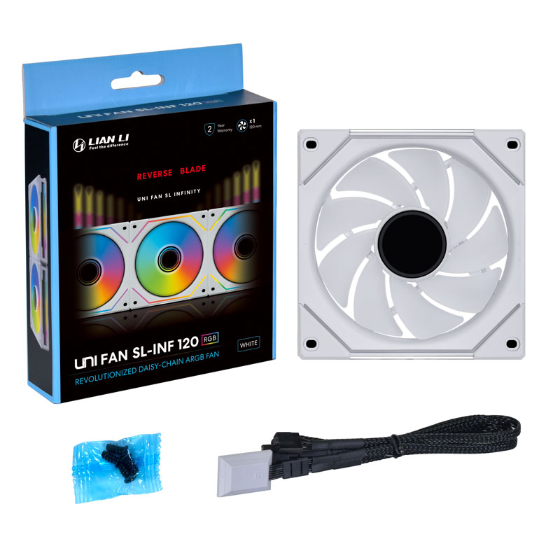 Ein weißer Computerlüfter, seine Schachtel, Schrauben und ein Kabel liegen auf einer weißen Oberfläche. Die Box hat Regenbogen-beleuchtete Lüfter und Text.