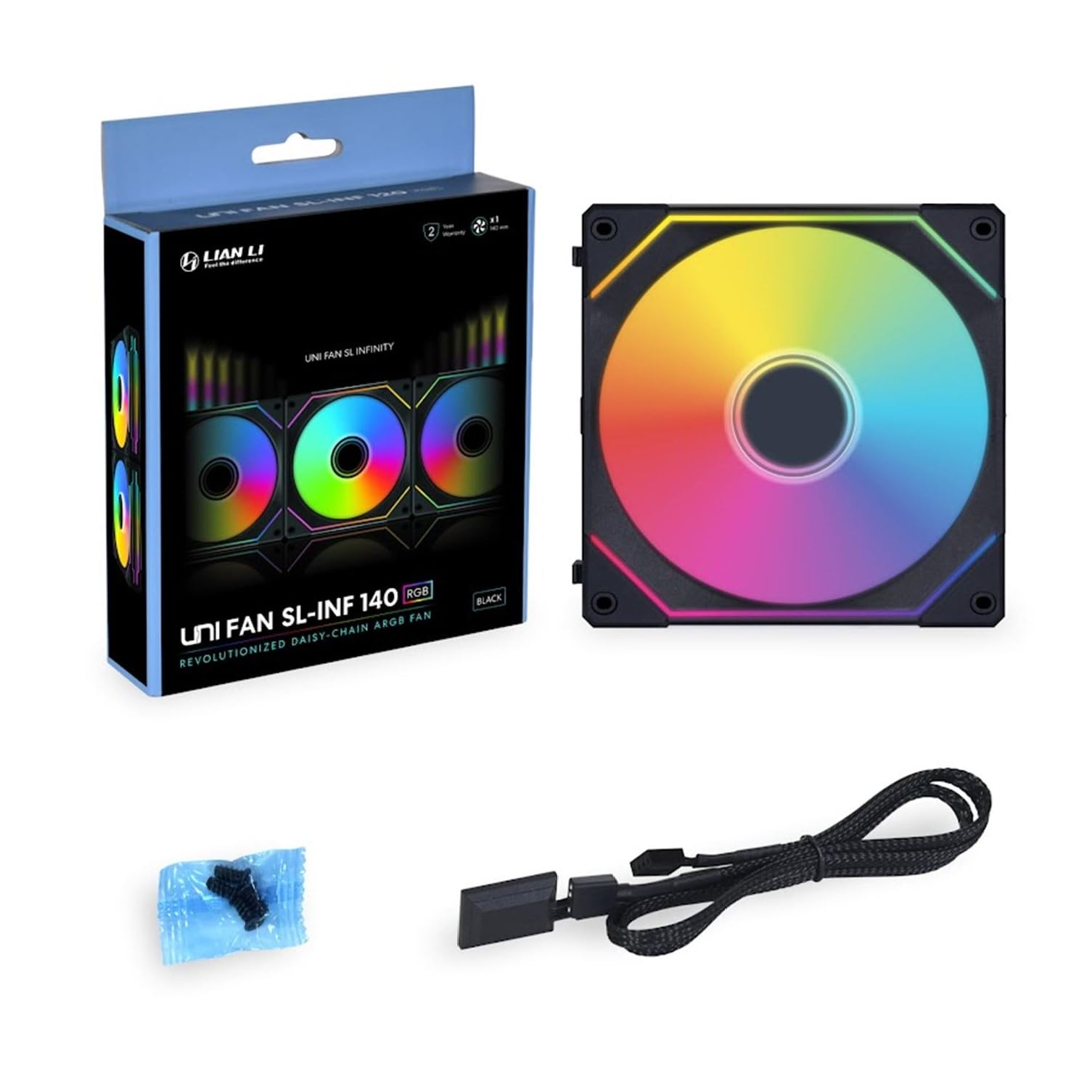 Ein Computer-Lüfter-Set, einschließlich einer Box, eines Lüfters, Schrauben und eines Kabels. Der Lüfter hat RGB-Lichter. Auf der Box steht UNI FAN SL-INF 140.