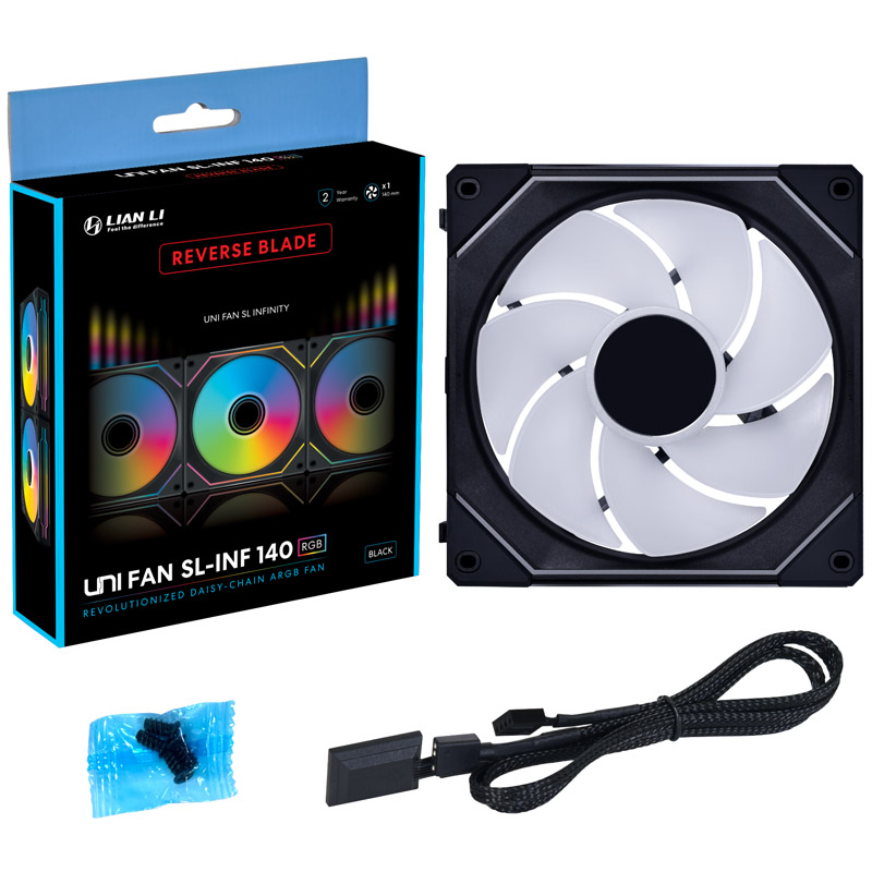 Ein Computerlüfter-Set, einschließlich einer Box mit Reverse-Blade-Design, einem schwarzen Lüfter, Schrauben und einem Kabel.