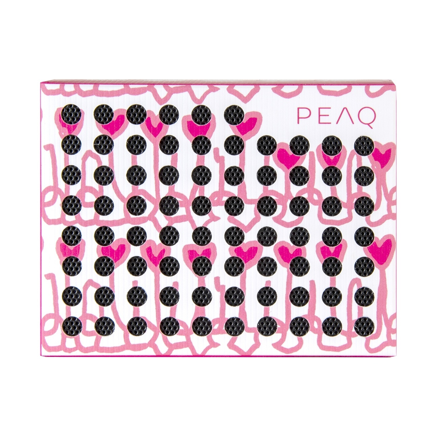 Un altoparlante rettangolare con superficie bianca, fori neri e disegni a forma di cuore rosa, la parola PEAQ è visibile.