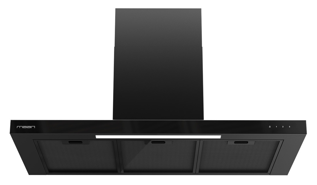 Czarny okap kuchenny. Ma prostokątny kształt z trzema filtrami, światłem i przyciskami sterowania.