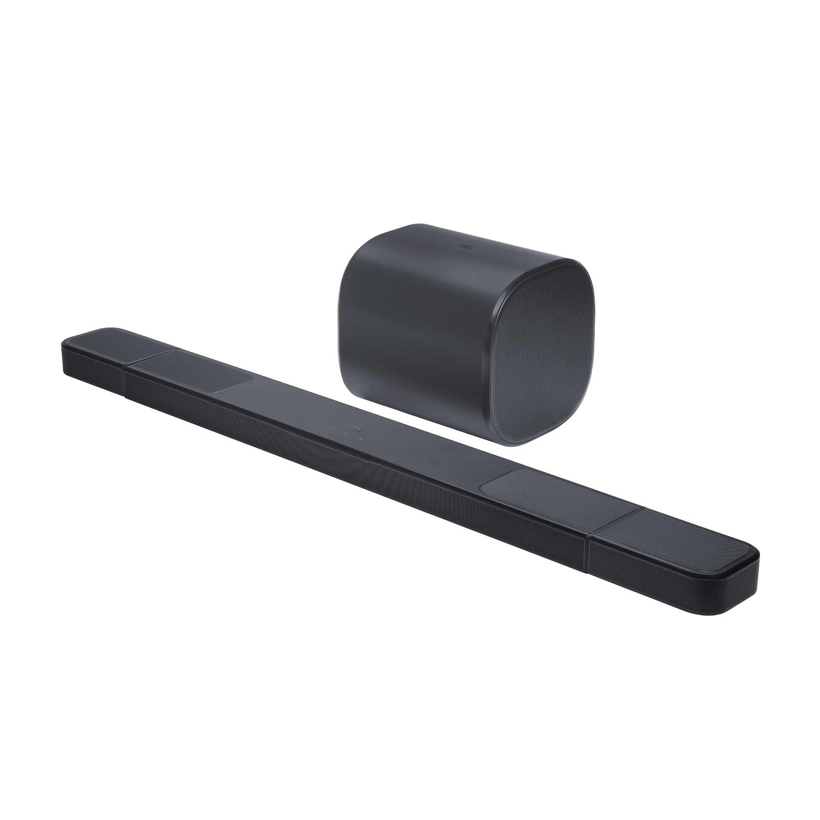 Siyah bir soundbar ve subwoofer seti. Soundbar uzun ve dikdörtgen. Subwoofer yuvarlak bir küp.