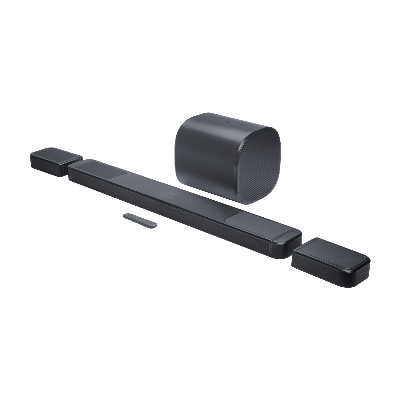 Beyaz zemin üzerinde siyah bir soundbar, subwoofer ve iki hoparlör. Bir uzaktan kumanda da mevcut.