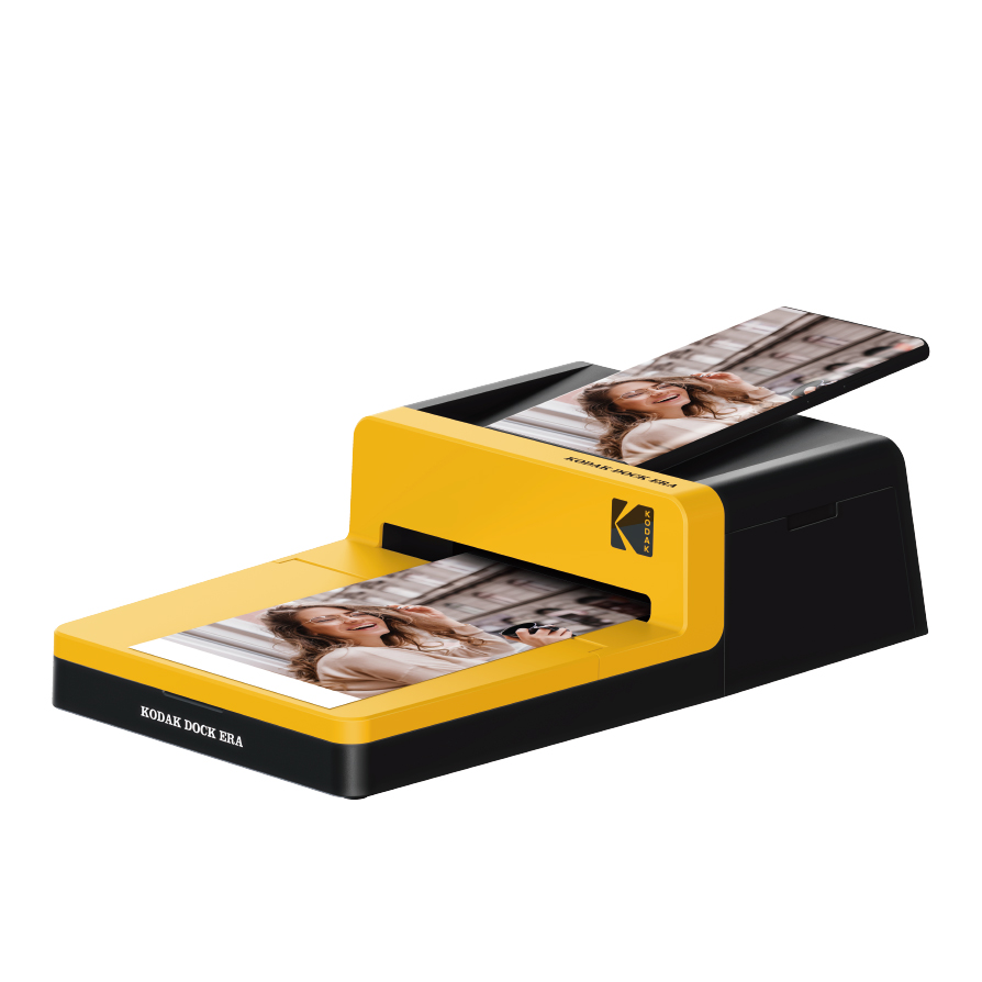 Sarı ve siyah bir Kodak Dock Era yazıcı fotoğraf basıyor. İki fotoğrafta gülen bir kadın var. Marka logosu görünür.