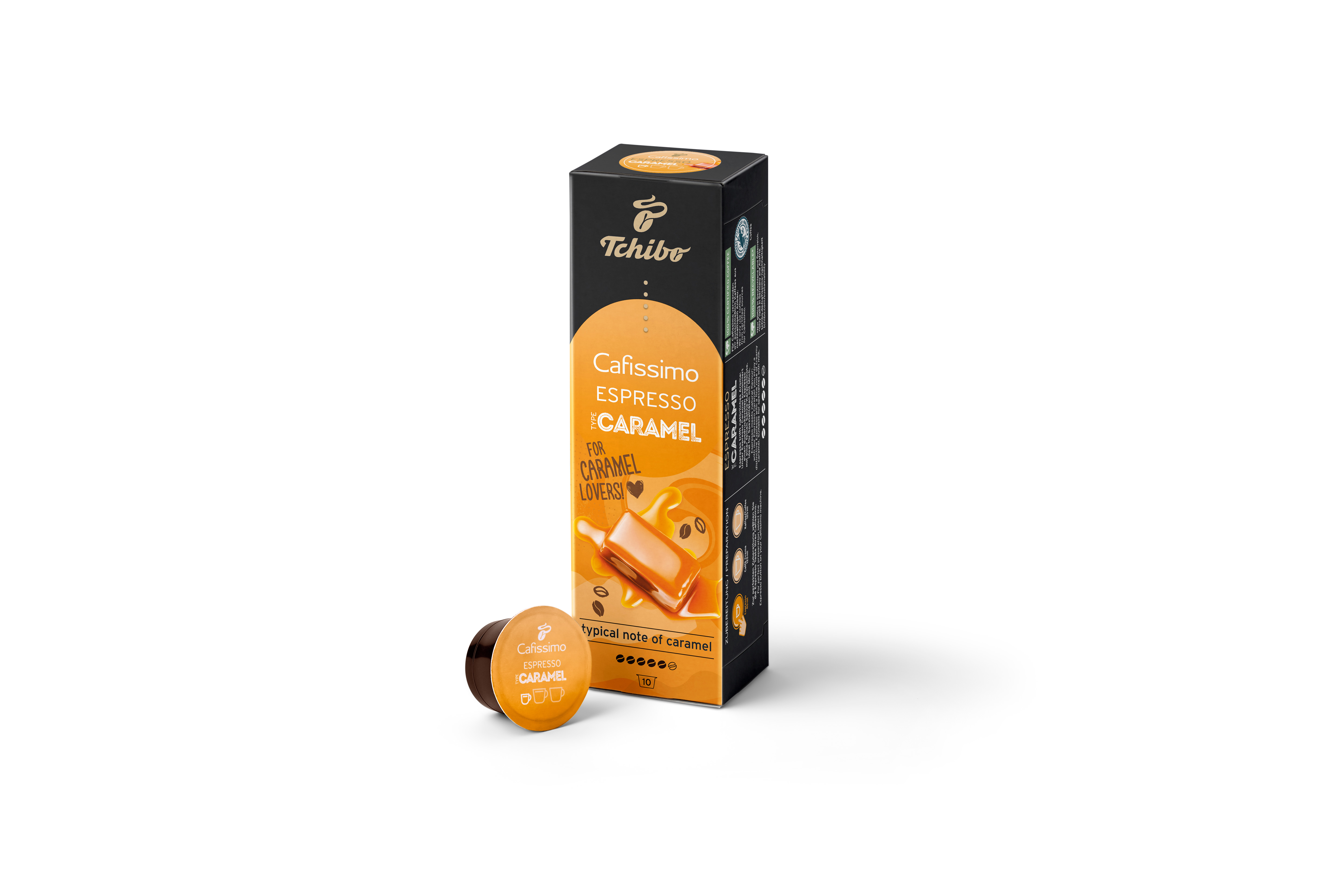 Beyaz bir arka plan üzerinde bir Tchibo Cafissimo karamelli espresso kutusu ve kapsülü. Kutu ve kapsül odaklanmış.