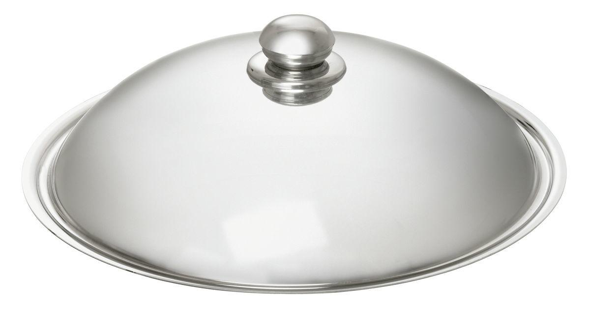 Ein glänzender, silberner Topfdeckel mit rundem Griff. Der Deckel hat eine gewölbte Form und ist reflektierend, vor weißem Hintergrund.