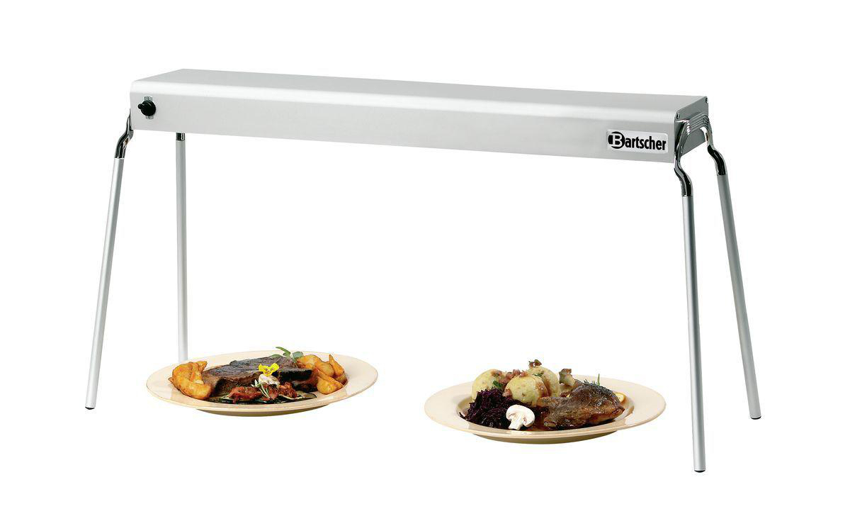 Ein Speisenwärmer mit Tellern mit Essen. Ein Teller hat Fleisch und Kartoffeln, der andere Fleisch, Pilze und Knödel.