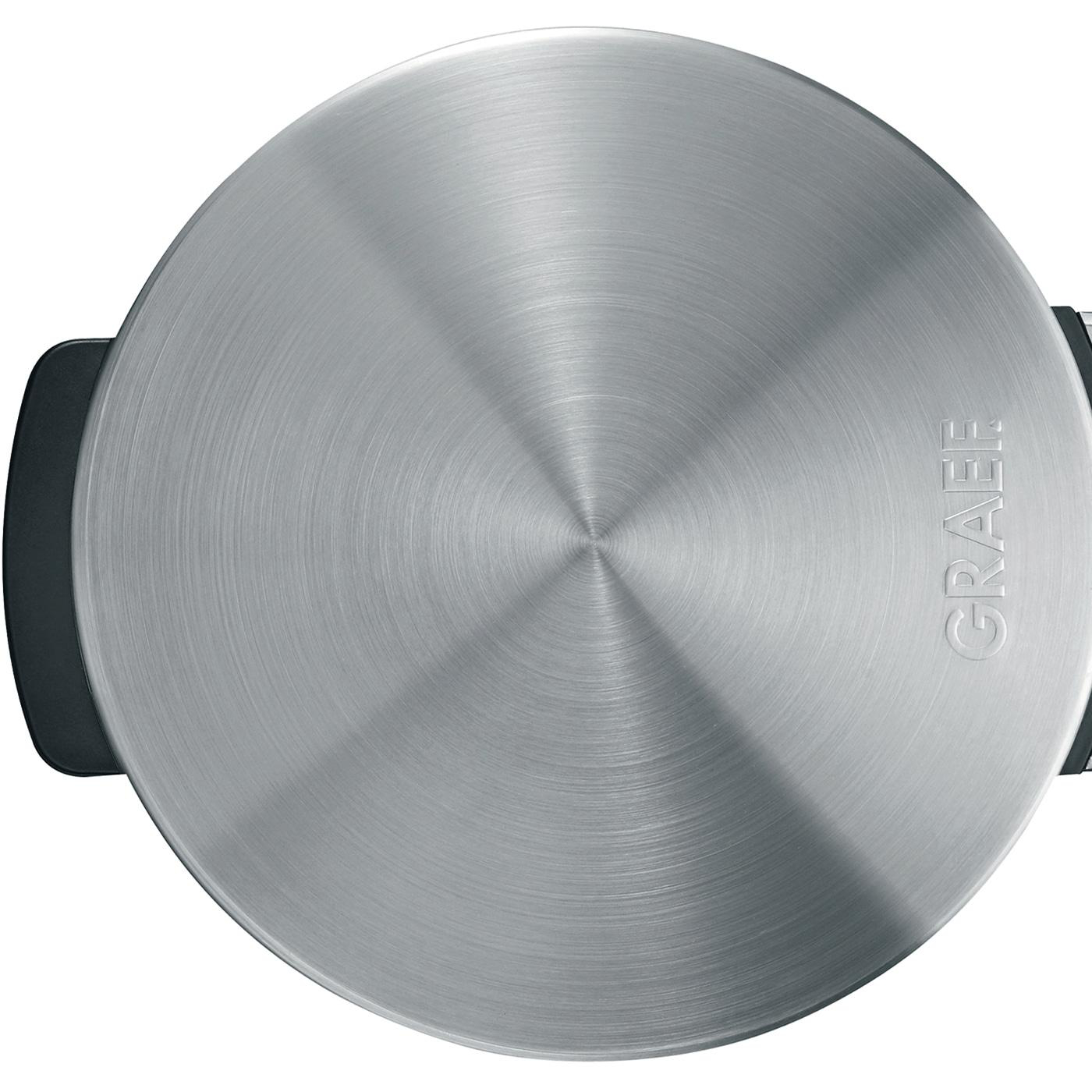Ein kreisförmiges, metallisch aussehendes Objekt, möglicherweise ein Deckel, mit dem Wort 'GRAEF'. Es hat einen schwarzen Griff an der Seite.