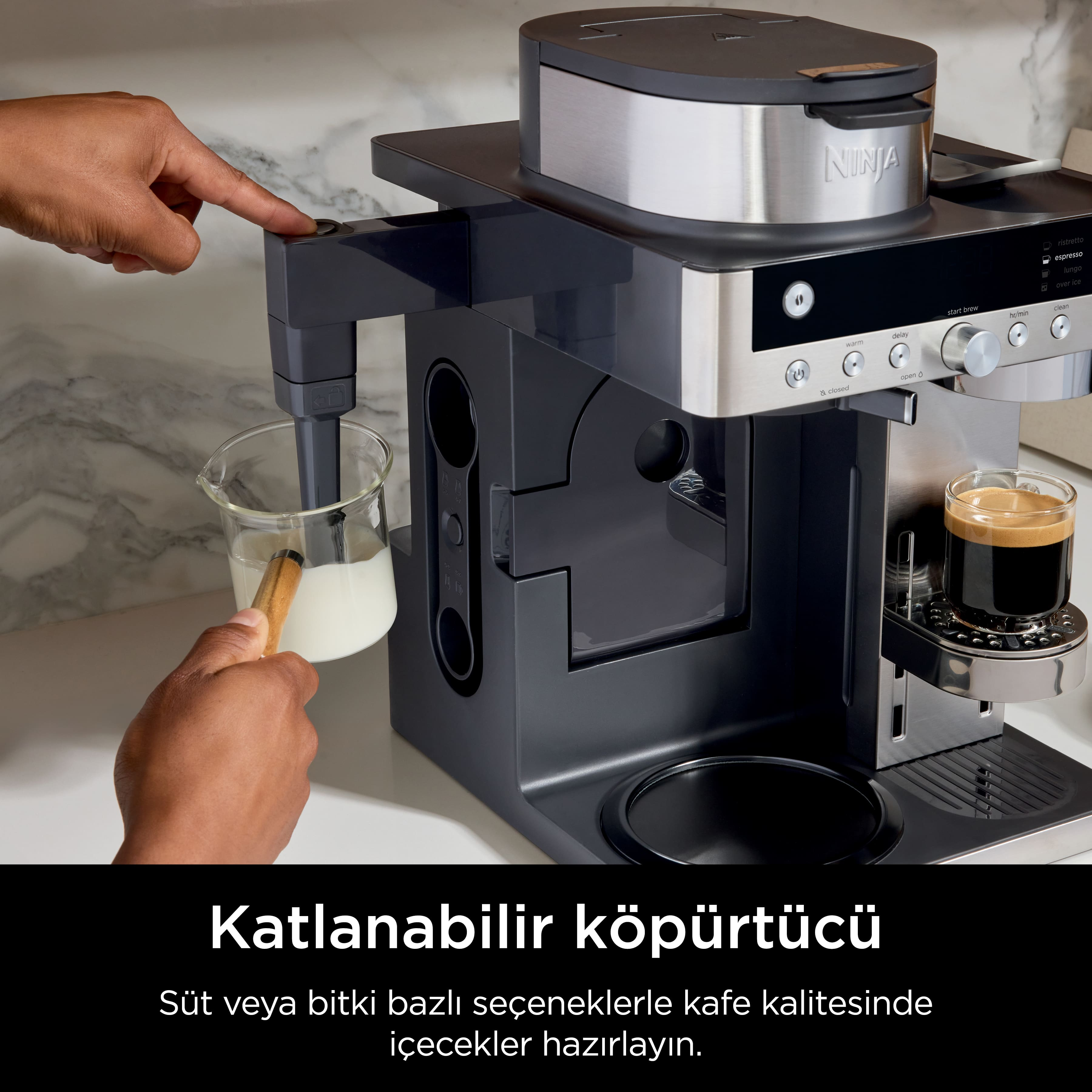Bir elin bir düğmeye bastığı Ninja kahve makinesi. Makinenin üzerinde bir bardak espresso duruyor.