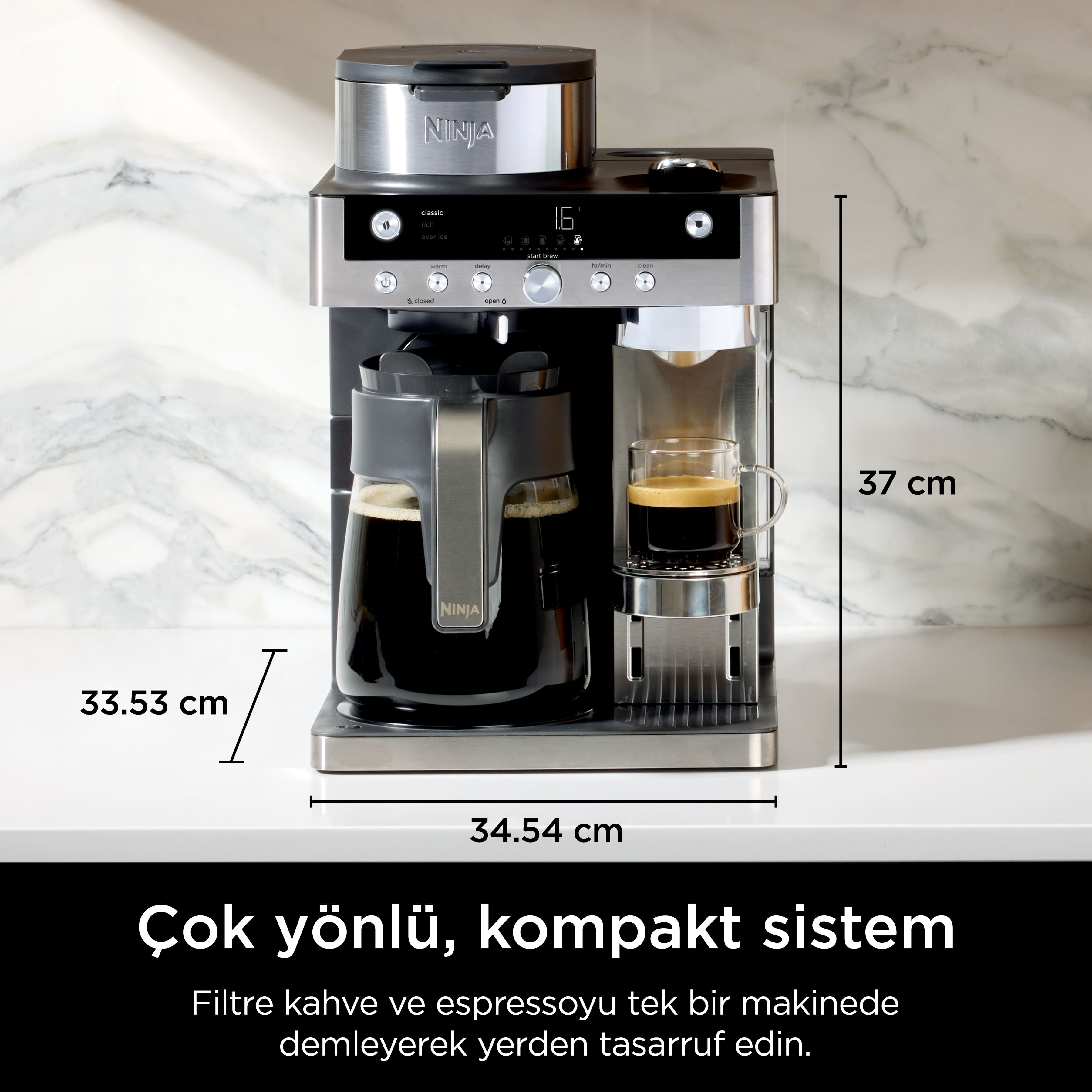 Ninja kahve makinesi, kahve demliyor. Cam bir sürahi ve bir bardak var. Boyutlar gösterilir.