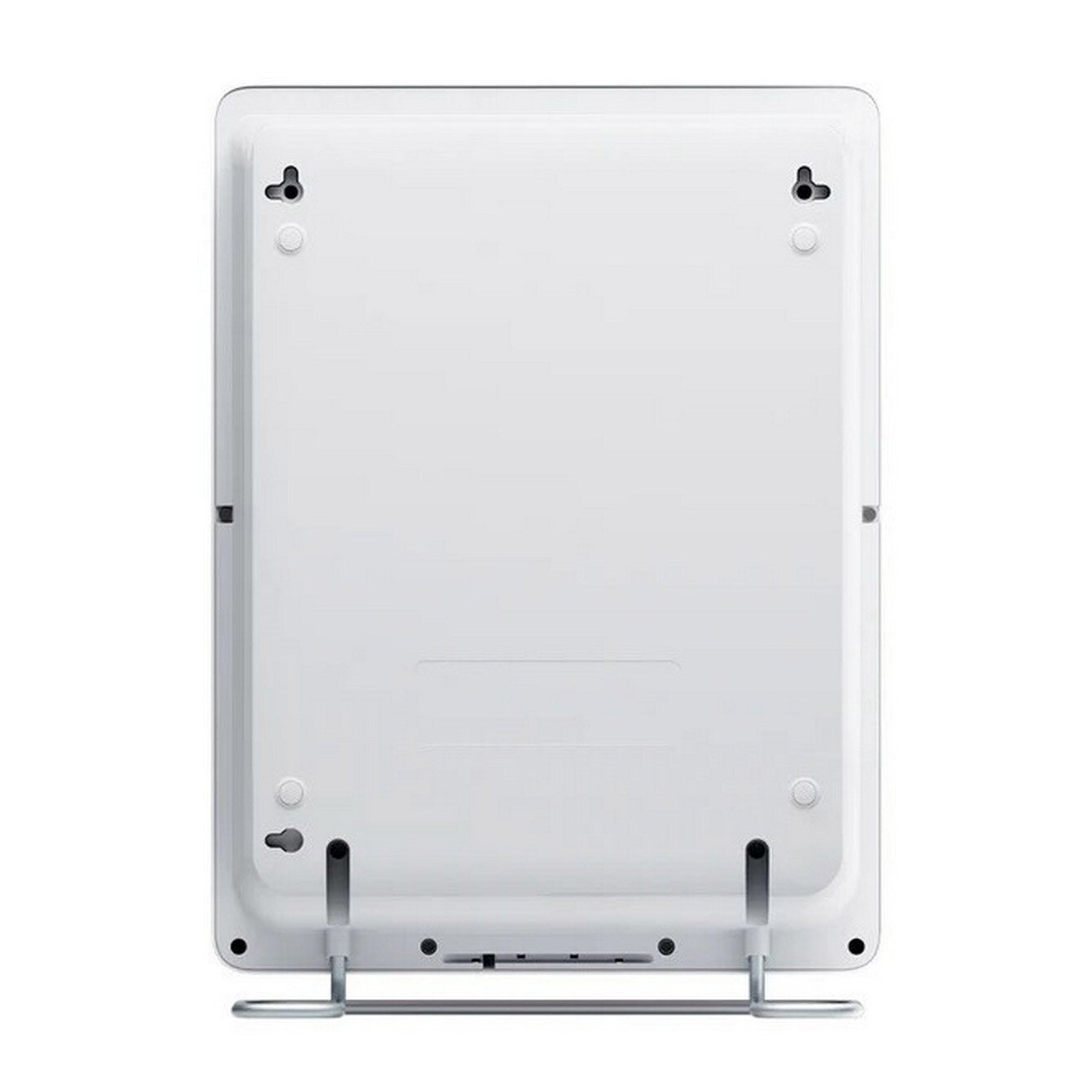 Tył białego prostokątnego urządzenia z otworami montażowymi. Ma metalową podstawkę na dole.