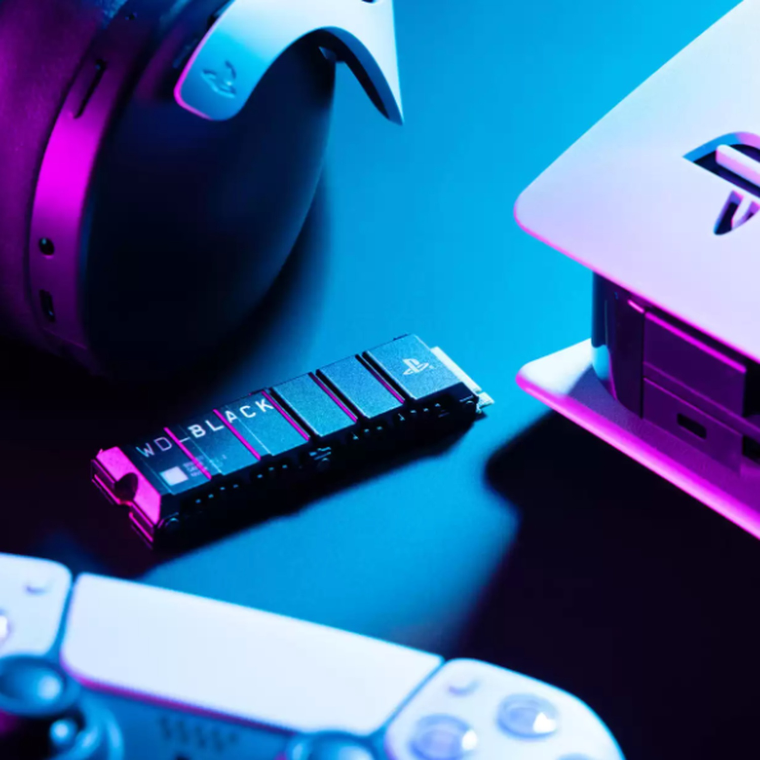 Een gaming setup met een WD_BLACK SSD, een PlayStation 5, een controller en een headset, verlicht door paars en blauw licht.
